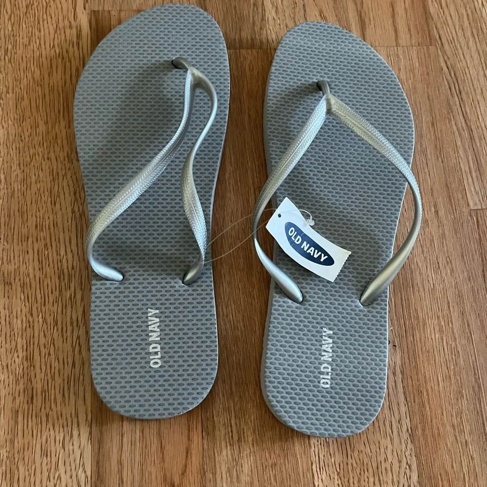 Old Navy Gray Flip-Flop Sandals Women’s Size 11